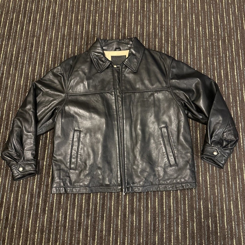 Vintage leather jacket perfect condition. reposh because it’s too big for me .